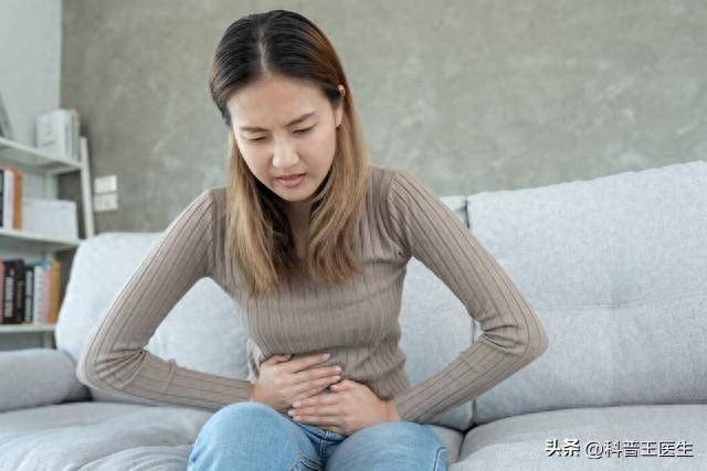 别再忍受痛经的折磨了!这10个注意事项让你轻松度过痛经期!_睡眠_按摩_食物