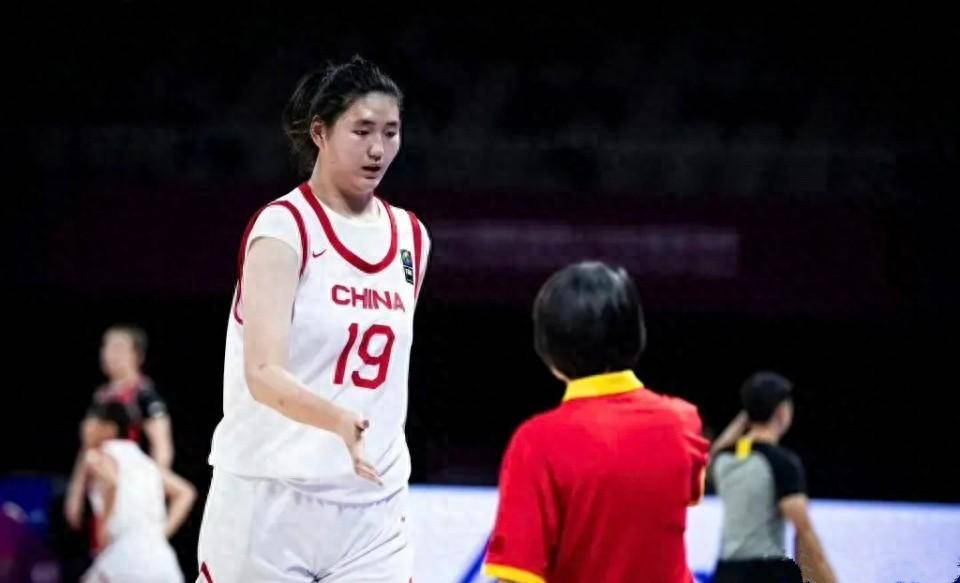 中国U18女篮惊现“黑人球员”？中英混血，被誉为李梦接班人