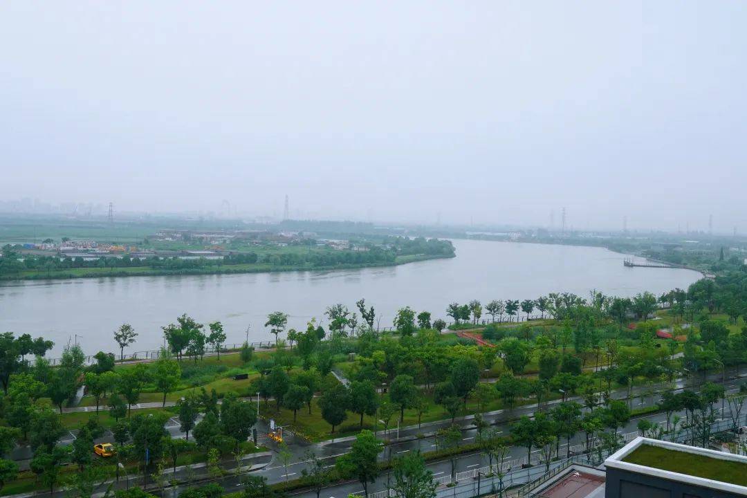 江来上府位于姚江北岸,享受着一线江景资源.