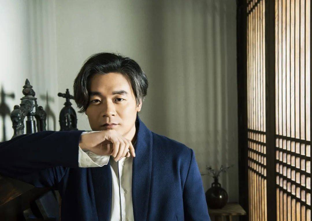 南通作家张嘉佳执导的《云边有个小卖部》为何看哭无数人?