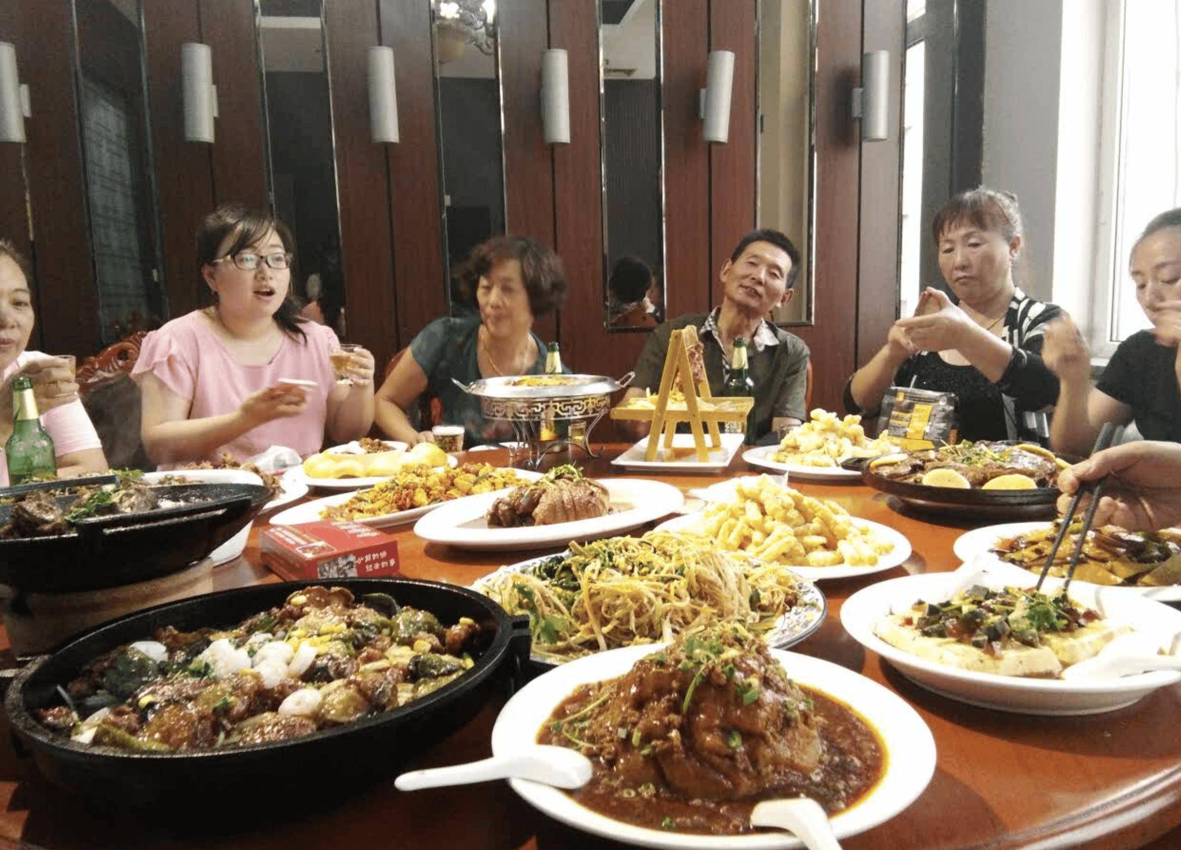 高考结束后婆婆大摆宴席,我娘家来了两桌,饭后婆婆委屈:造孽啊