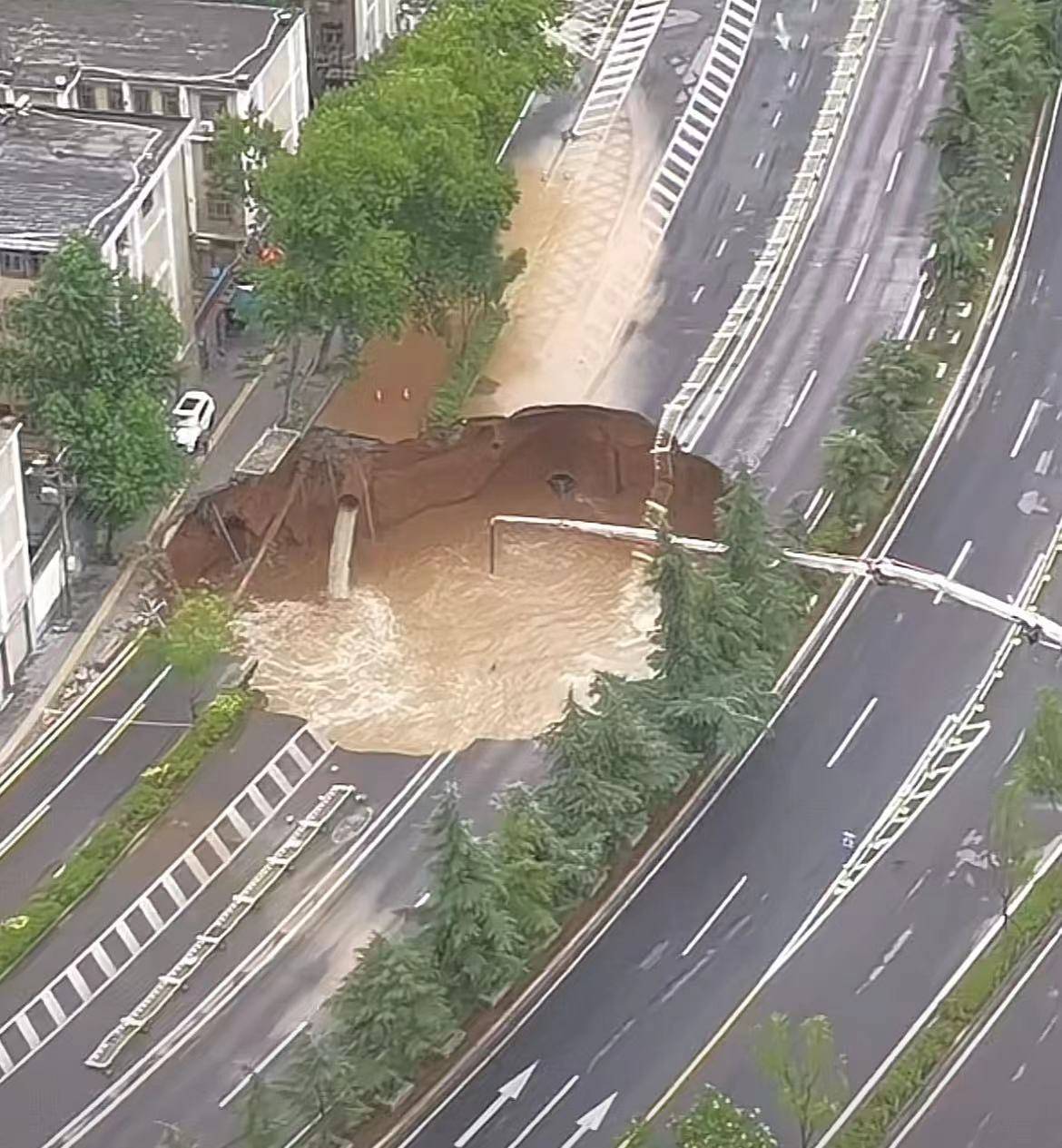西安一在建地铁施工时突发涌水涌砂致部分路面塌陷,亲历者讲述_路段_进行_开远