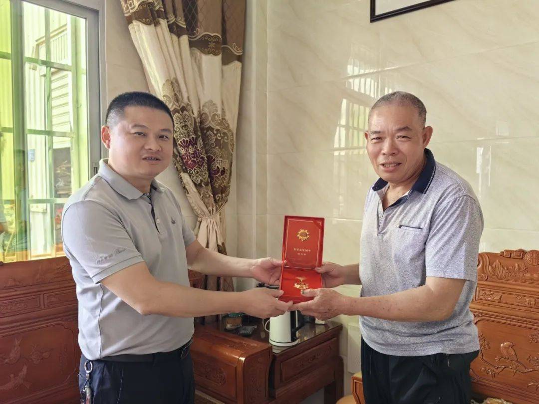 平和崎岭乡:颁发"光荣在党50年"纪念章