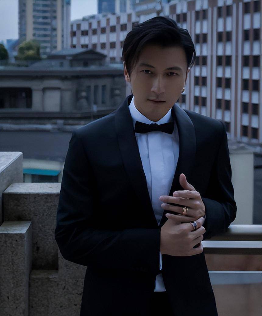 就是因为当时陈木胜已经病危,陈木胜导演在影视市场对谢霆锋的栽培是