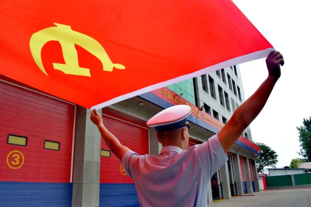 镰刀与锤头面向这片红色用初心给党庆生用镜头定格信仰"我与党旗合影"