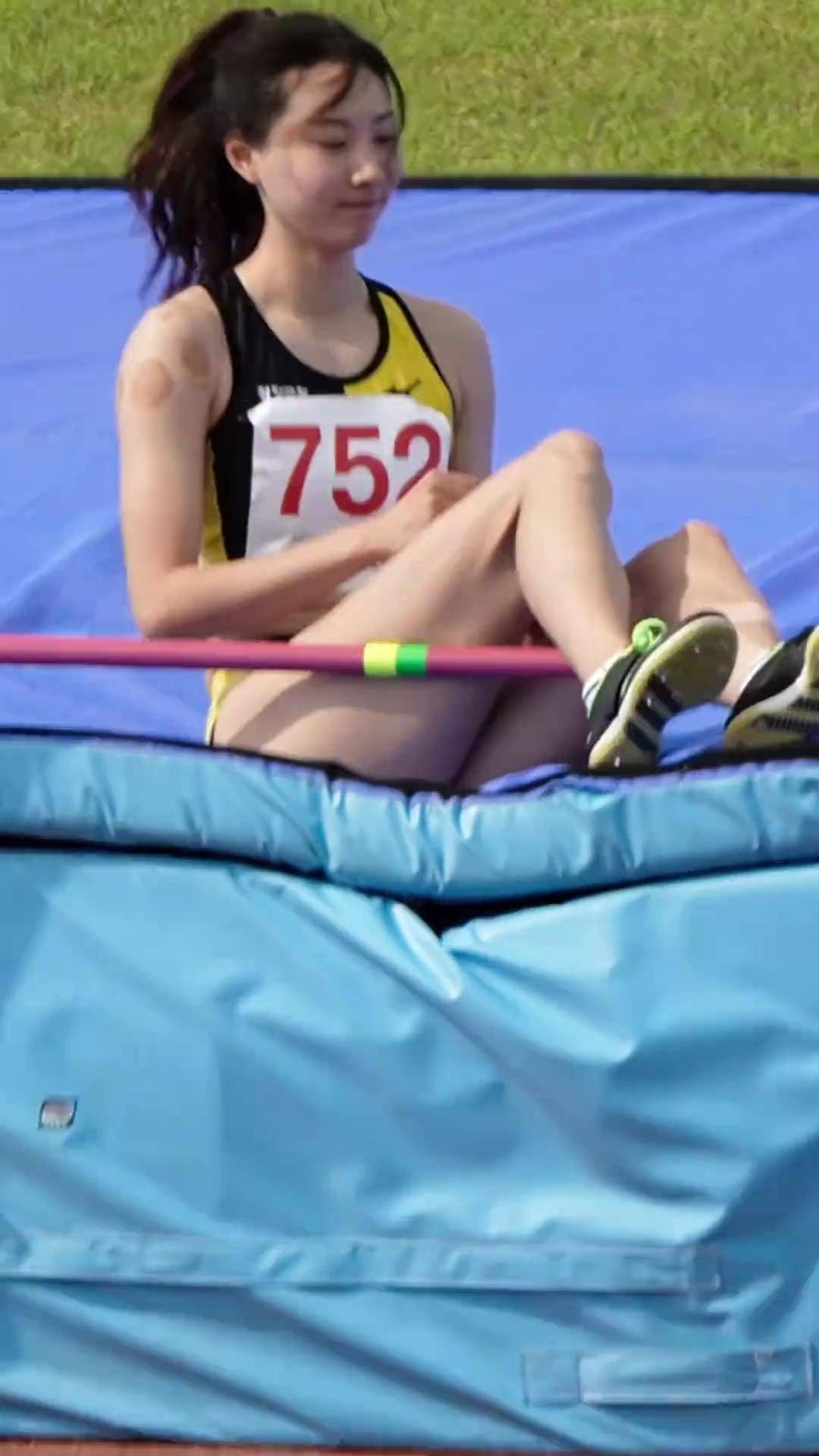 跳高小姐姐比赛中的失误与奖牌失之交臂 大长腿 田径美女 跳高女神