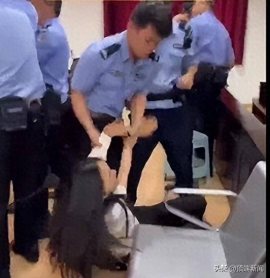 不清楚 女律师开庭时遭遇法警暴力执法 贵阳市云岩区法院