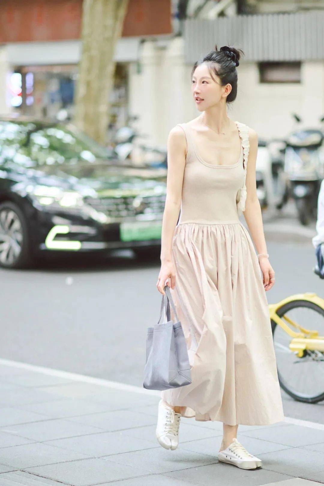 上海街拍 | 夏天"长裙 平底鞋",随性自在,美极了!