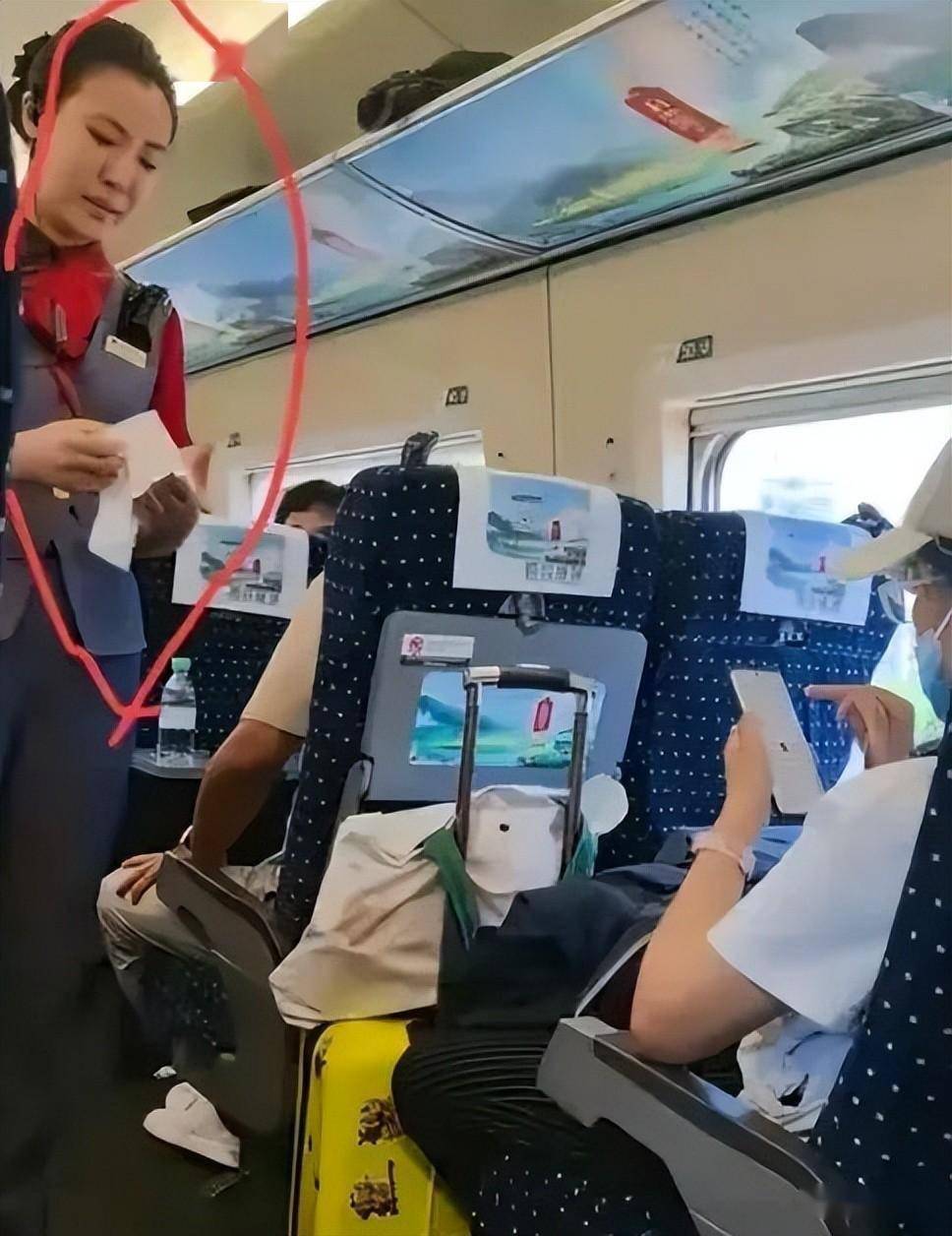 列车长要女子向被骂哭的乘务员道歉,女子明明听懂了.