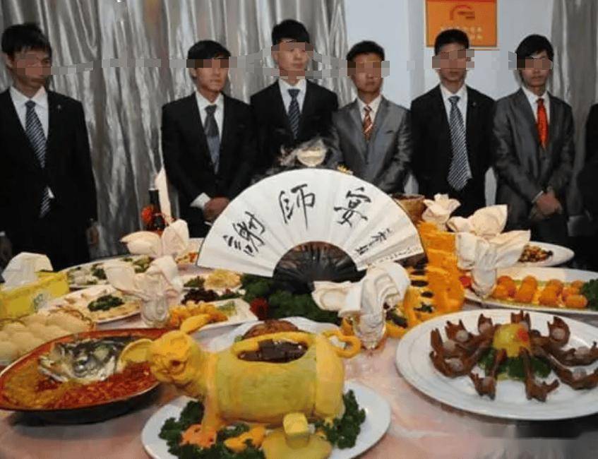 东北一家升学宴成丢人宴,34桌只来半桌,网友:就差把要钱写脸上