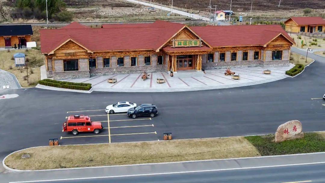 潺潺流淌的汤旺河水在民宿前流过,置身其中,感受"小园香径独徘徊"的