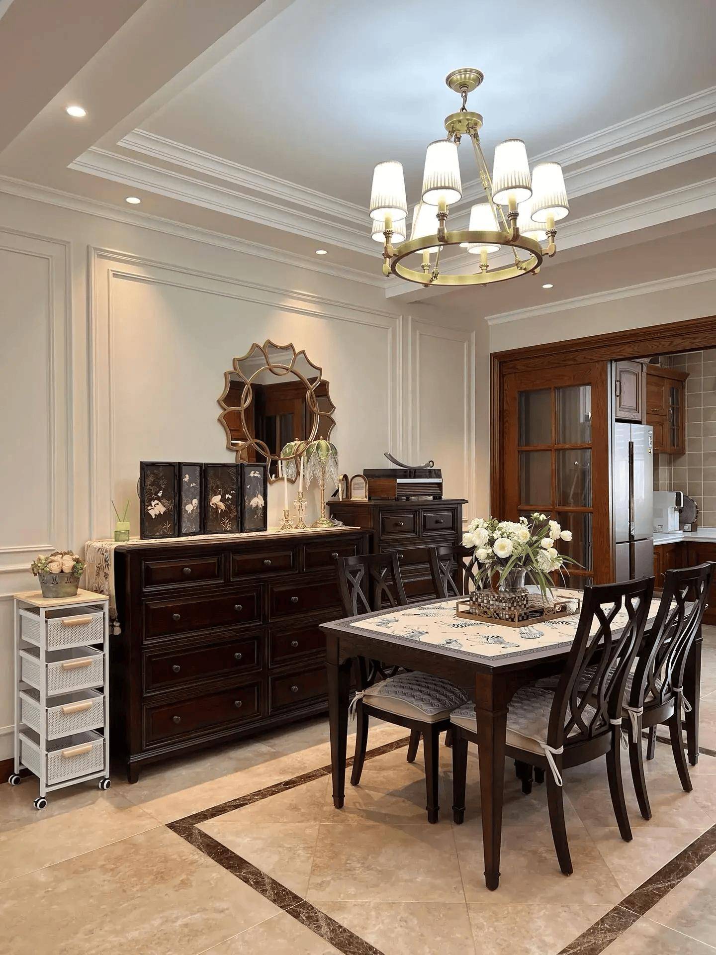 在这样的家中,美式风格的元素无处不在——从宽大的沙发