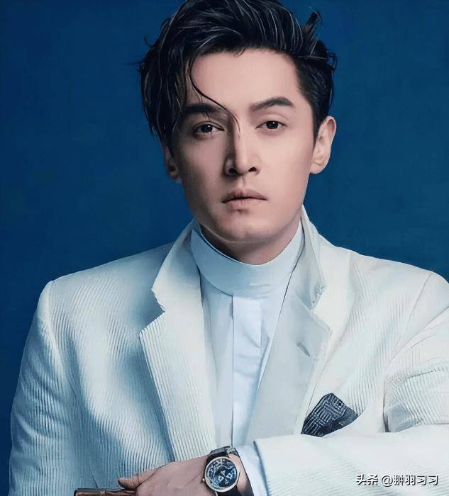 胡歌官宣结婚后,与妻子同框照首次曝光,黄曦宁依偎着胡歌好甜蜜