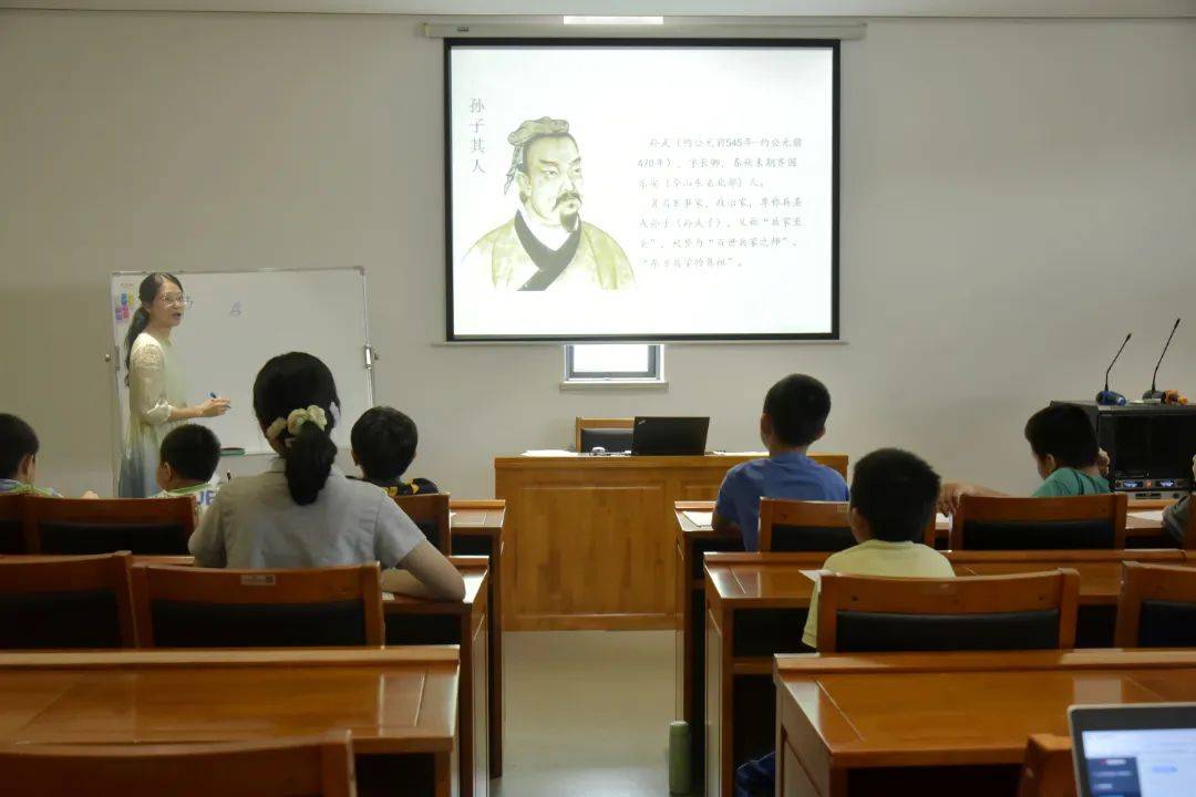 在"国学讲堂"老师的带领下一起品读国学经典书籍▲还有好玩的vr