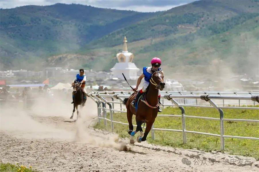 2024年迪庆61香格里拉赛马会(图源:迪庆发布)赛马节上,康巴汉子一跃
