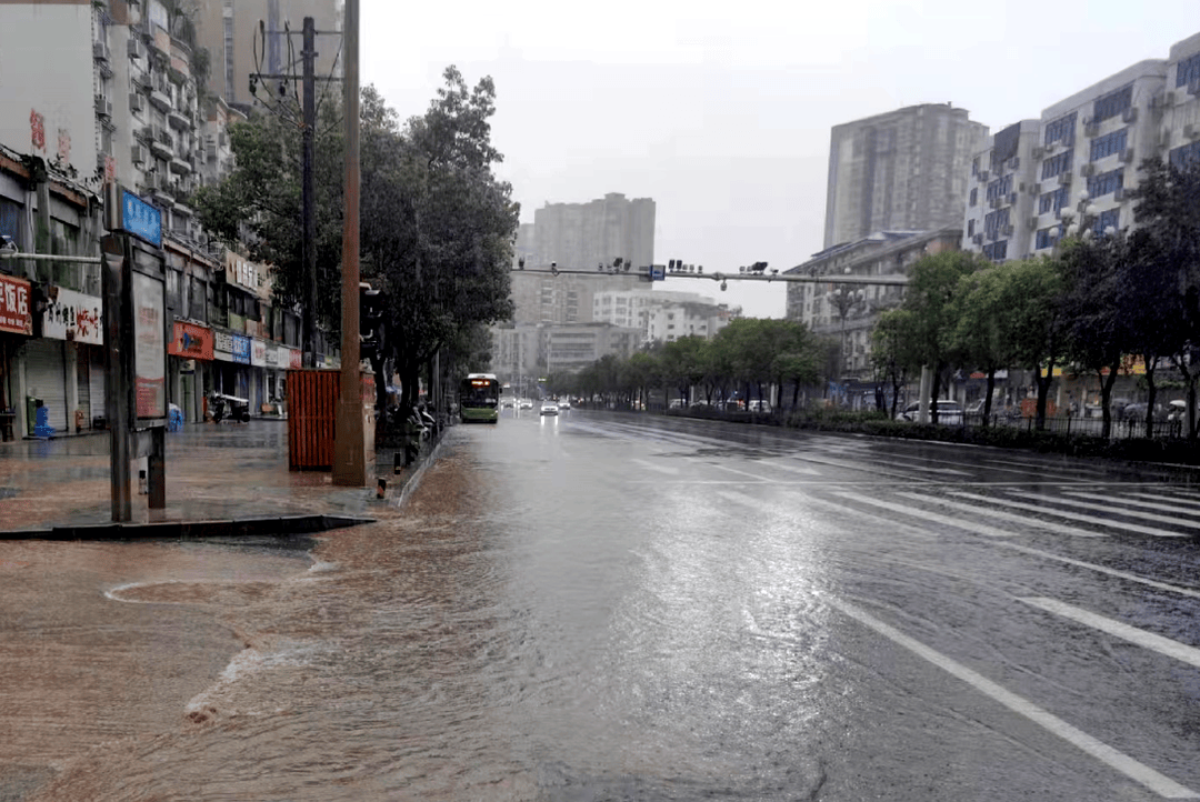 全省还有4轮主要降雨天气过程——7月8—10日,盆地部分地方大雨到暴雨