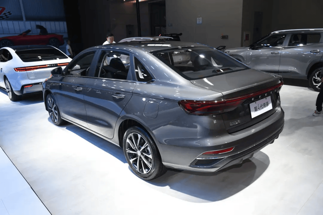 新款吉利帝豪上市售6.99万元起