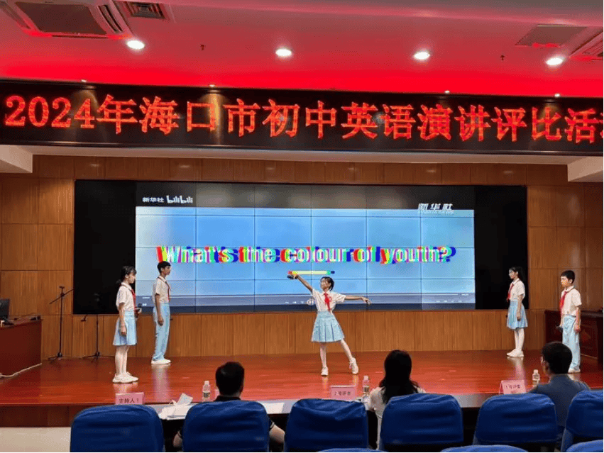 这场中小学生英语演讲比赛复赛正在进行中