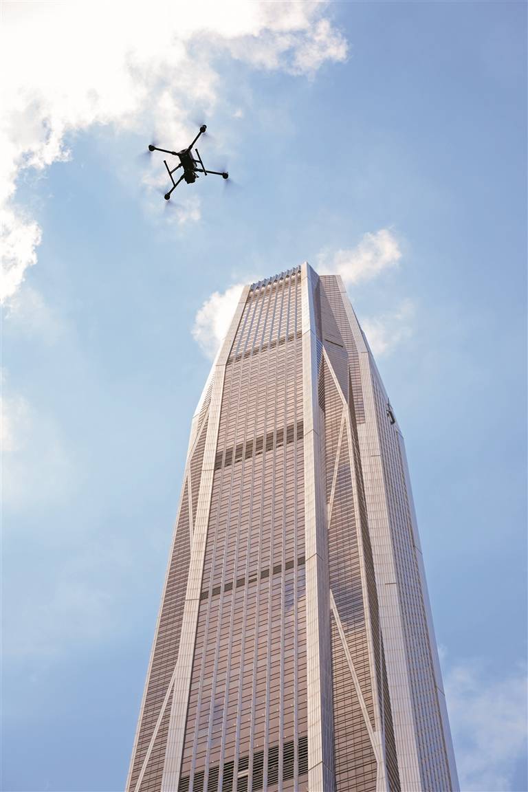 无人机巡检深圳第一高楼 为城市建筑进行健康体检