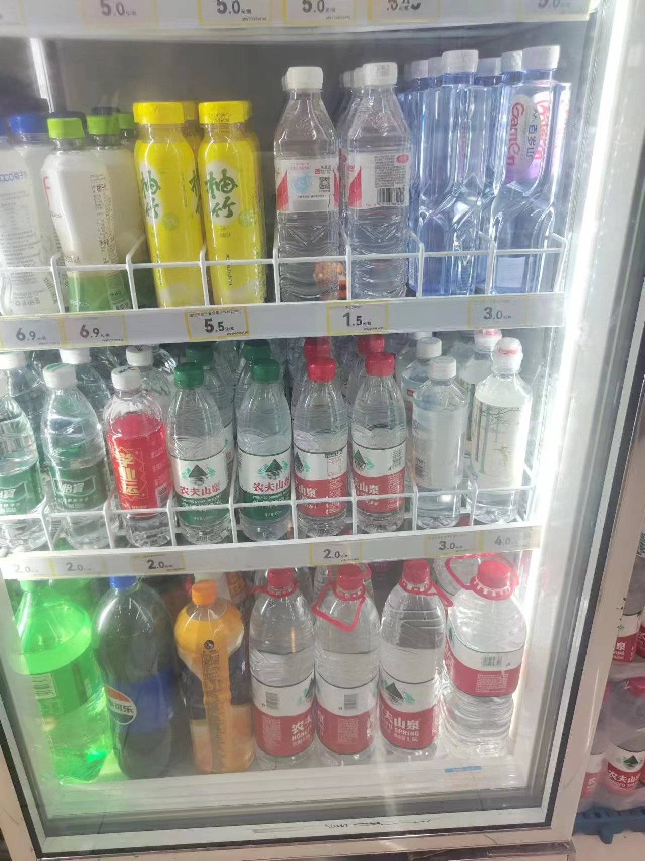 发现这里品牌饮用水的价格比较坚挺,怡宝,百岁山等品牌饮用水均为原价