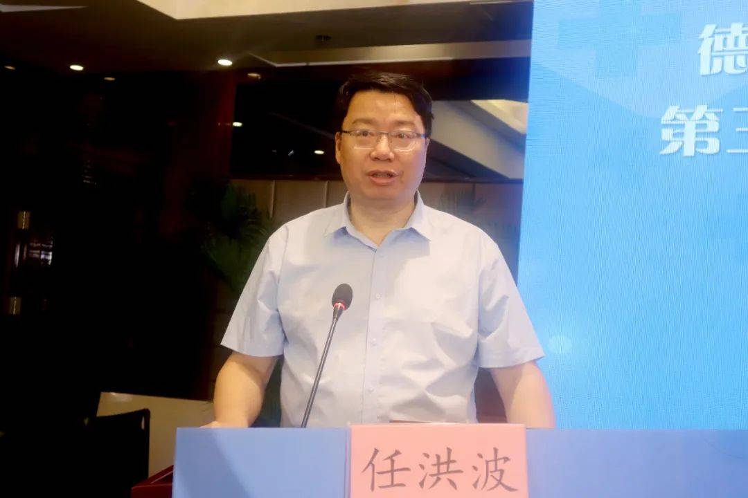 张朝晖在讲话中对新当选的主任委员,副主任委员及各位委员表示祝贺.