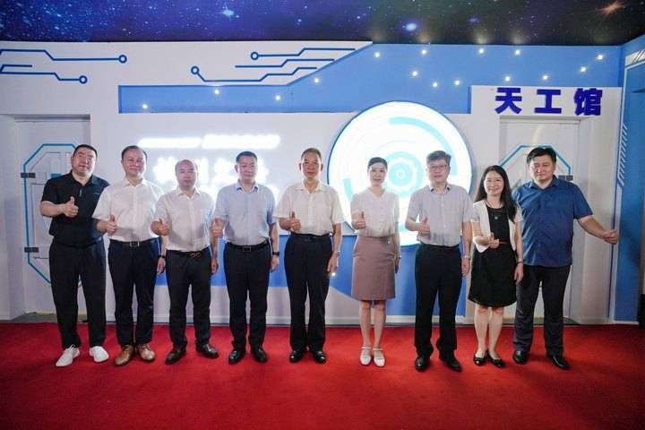 这所中学建了一个航天科技馆,让孩子们尽情探索无垠宇宙