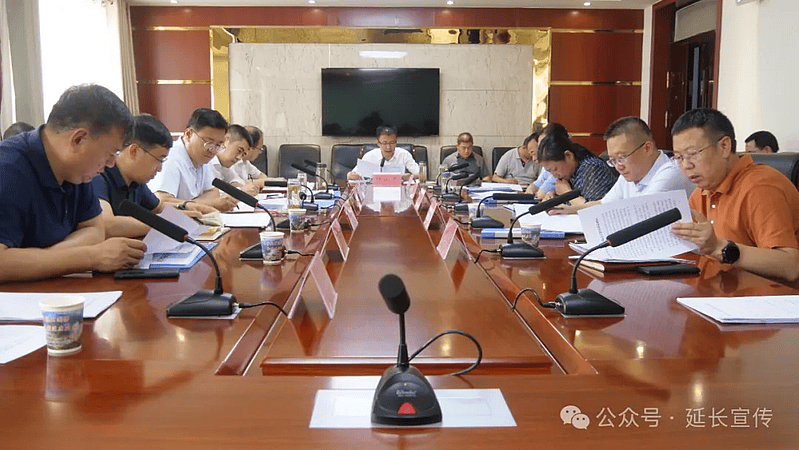 杨小虎主持召开县政府常务会议