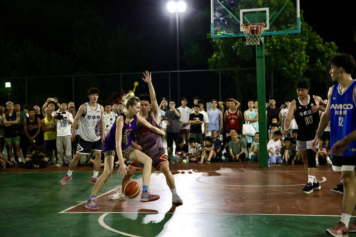 浙江温岭:俄罗斯姑娘乡村篮球场打球引热潮