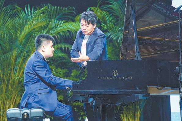 郎朗与青年盲人钢琴家刘浩郎朗大师课 方非摄2021年8月,郎朗工作室