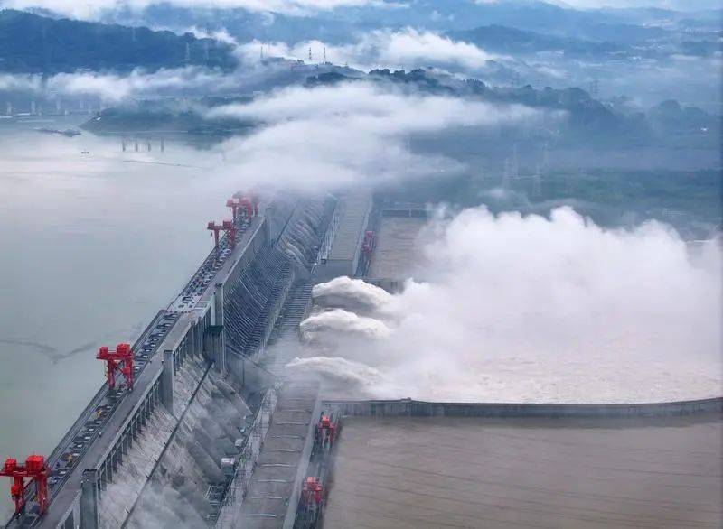 王罡 摄三峡水库三孔泄洪7月8日以来,长江流域主雨区已由长江中下游