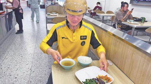 "外卖小哥"吃饭打八折 鄞州这家快餐店暖胃又暖心
