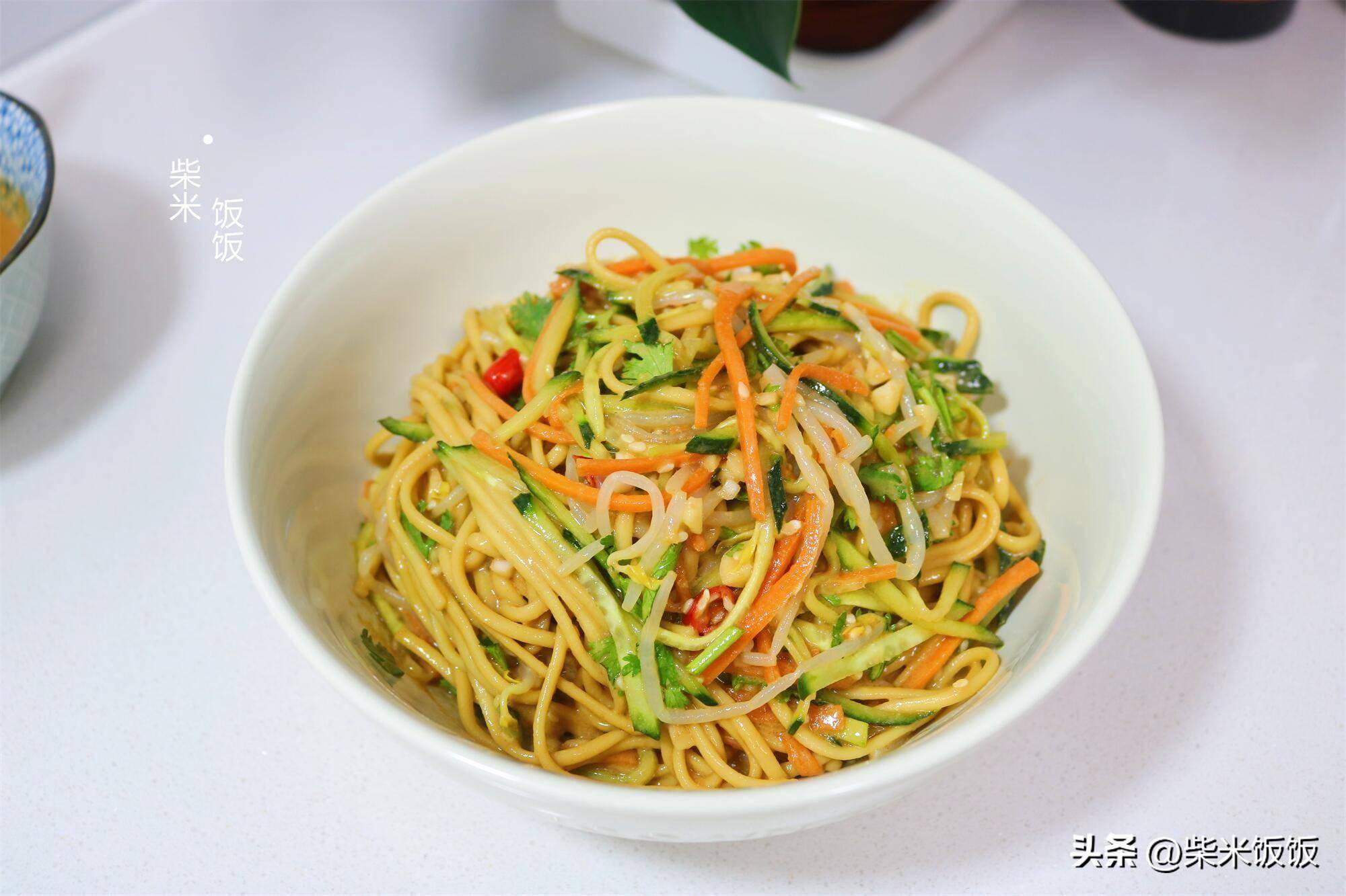 饭饭小贴士这个麻酱凉拌面味道很香,吃起来爽滑筋道,清凉爽
