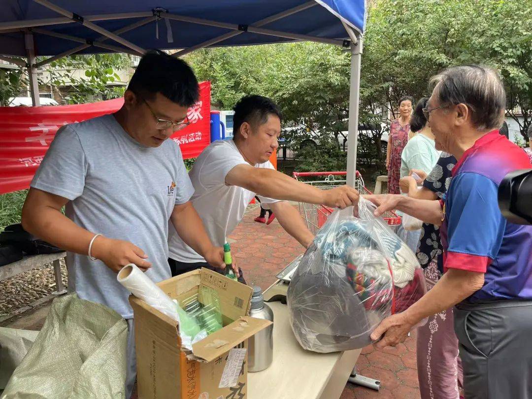 健康为民暖人心"活动,组织居民将废弃自行车,三轮车等其他闲置物品