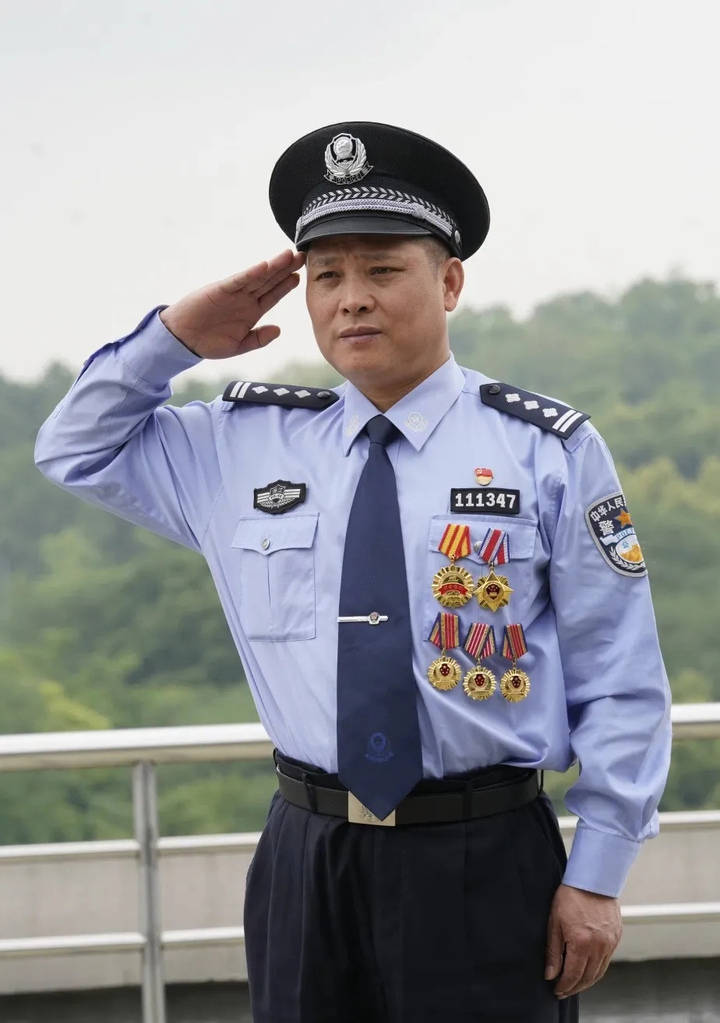 "耀哥"大名陈宗耀,浙江宁海杏蒋村人,2005年从部队转业进入公安队伍