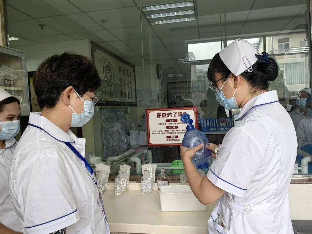 云南省医疗服务质量评估中心到普洱市中医医院对优质护理服务病区(房)