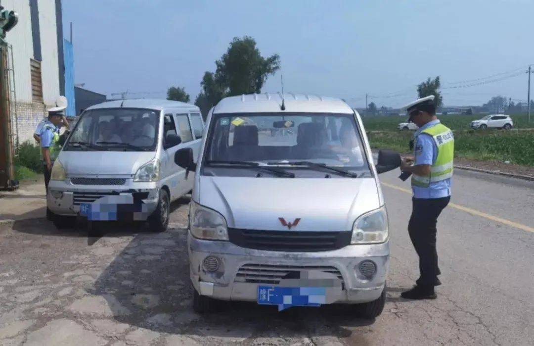 示范区交警推进夏季行动集中开展面包车违法整治_进行时_交通_公安局