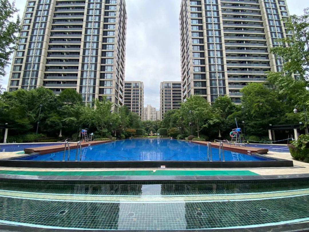 慧园实景作为申花早期的豪宅,慧园,东方福邸等打造了大户型的小区