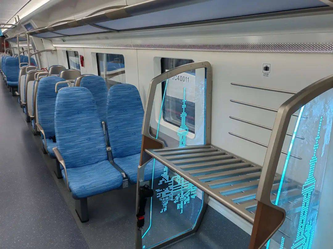 走进列车,车厢内以浅蓝色和灰白色为主色调,宽敞明亮.