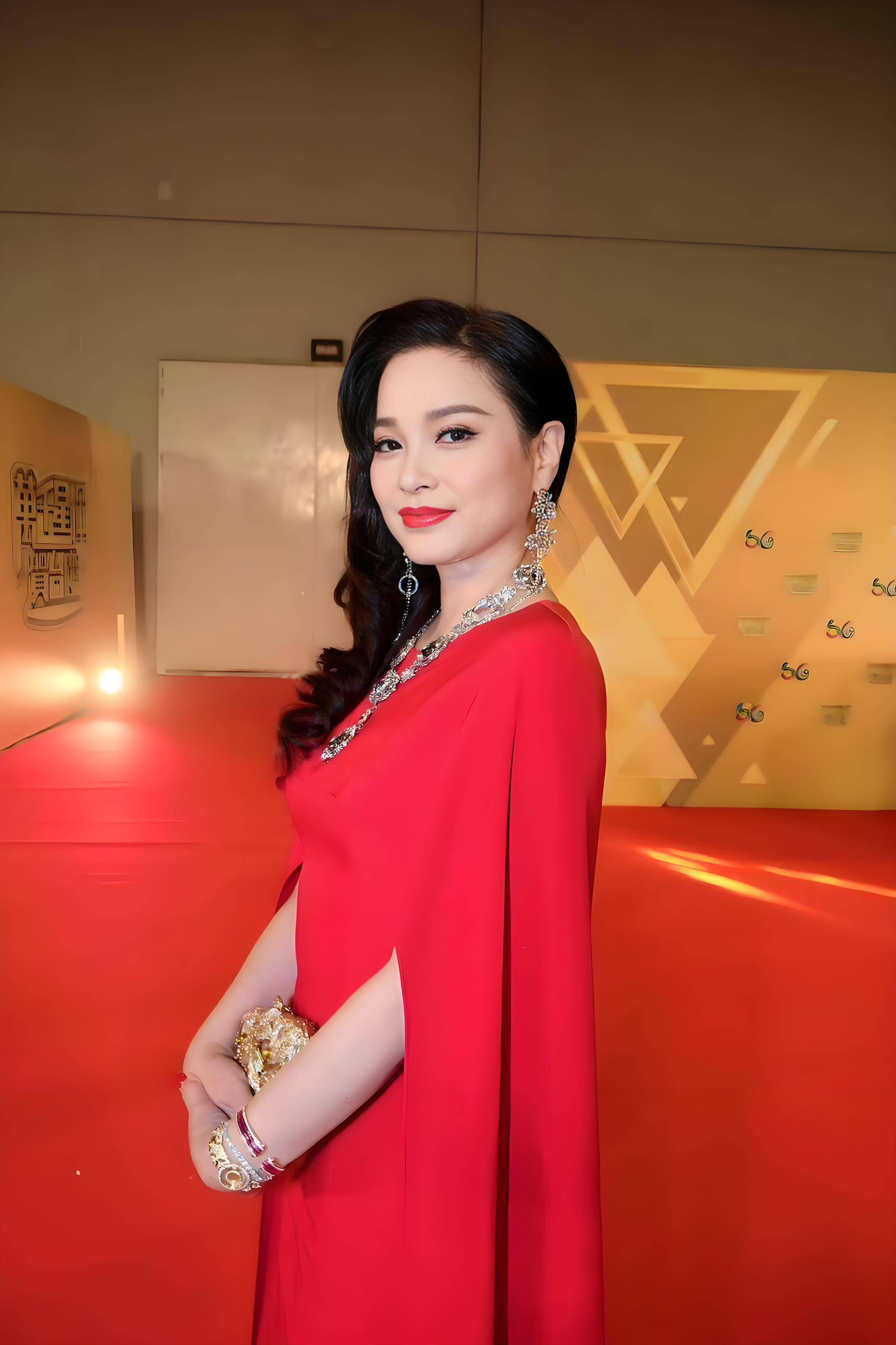 原来她就是吴京的初恋!后2任男友一个破产一个出家,53岁仍单身