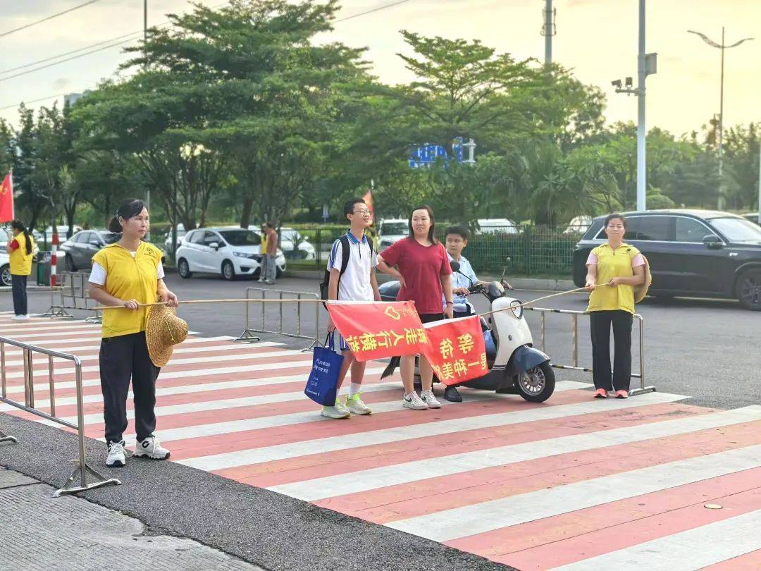 夏日挥别暑假时 志愿携手助学子——香市中学值日护岗志愿活动