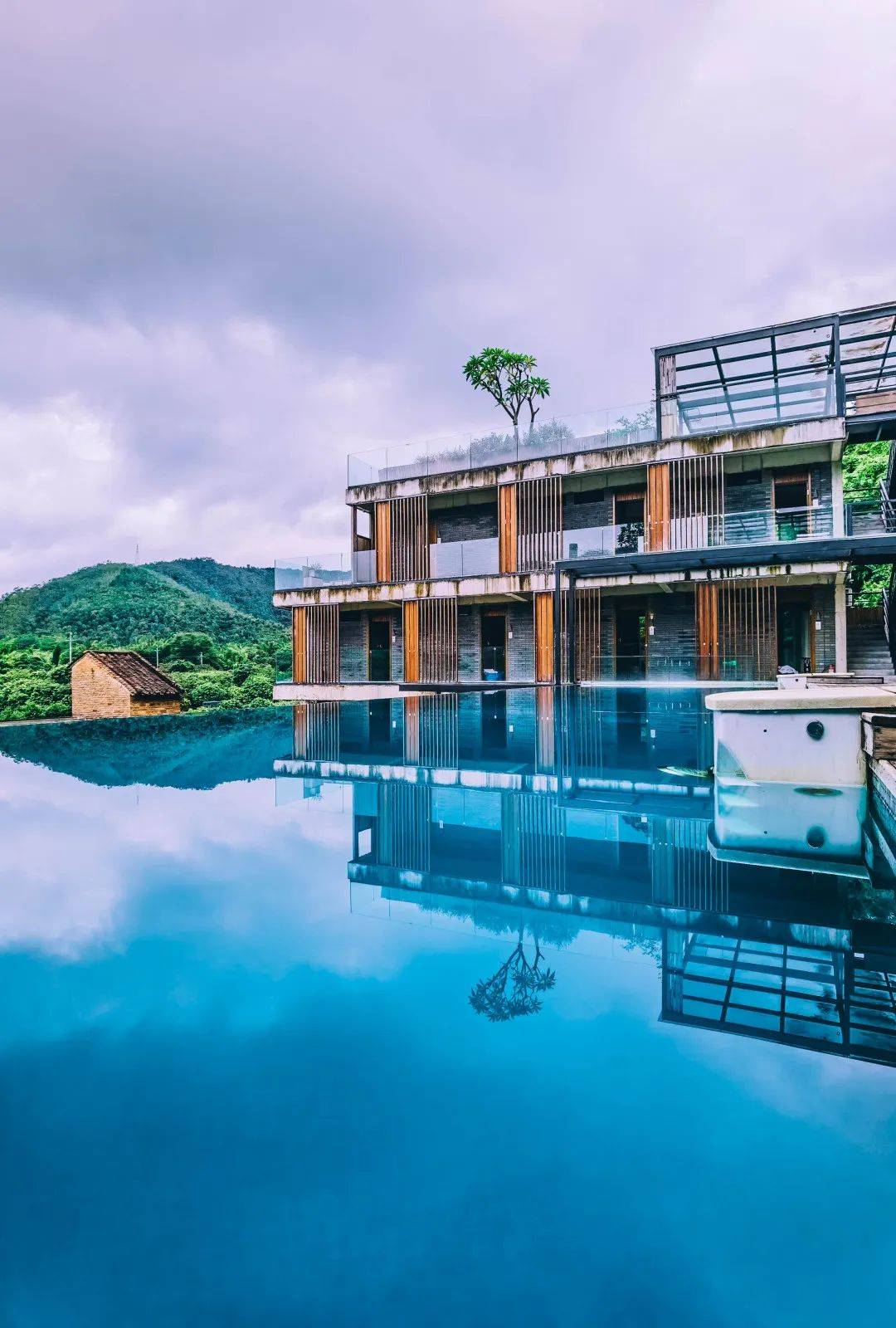 是一栋用现代建筑语言重构客家文化的南粤风格民宿