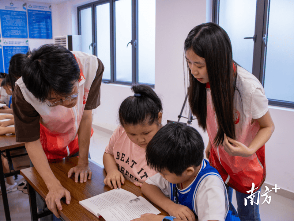 点亮阅读梦,清城东城联合广金学子进行捐书公益活动