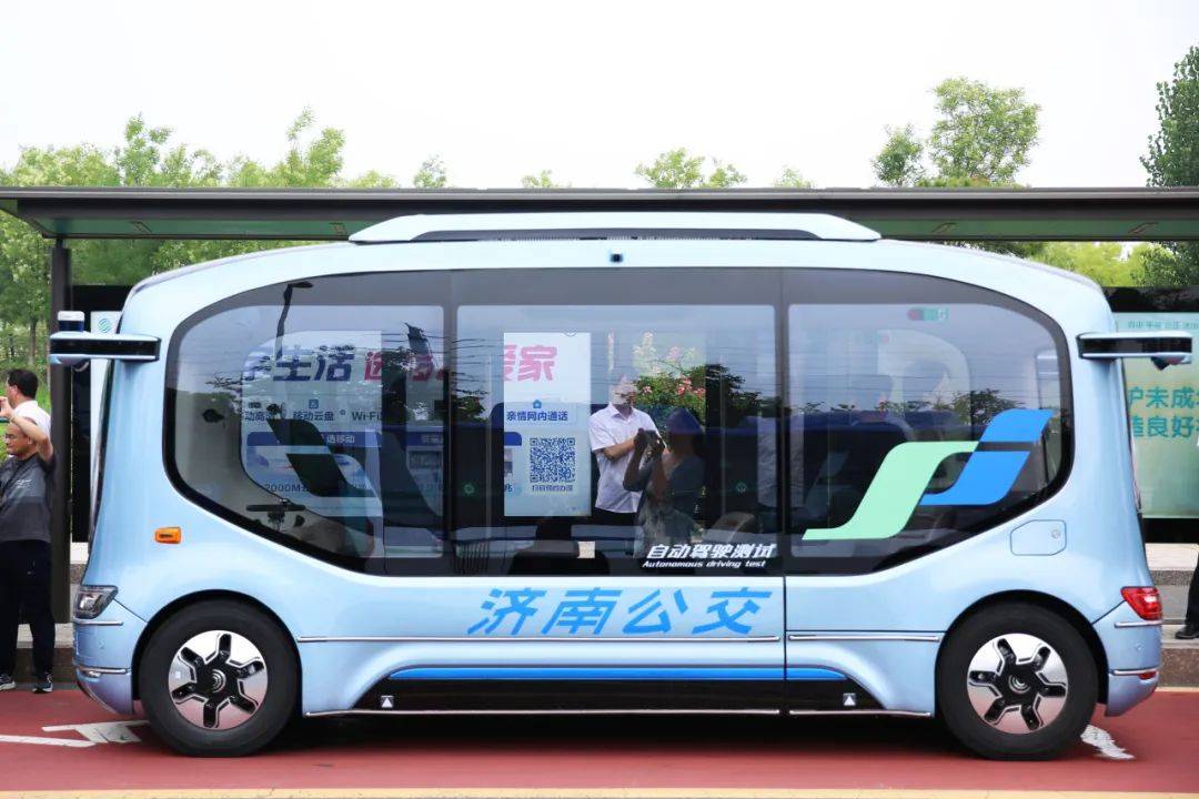 无方向盘,制动及油门踏板 济南首辆自动驾驶公交车来了
