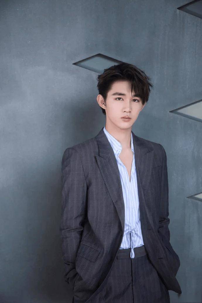 2020年,14岁的荣梓杉搭档实力派演