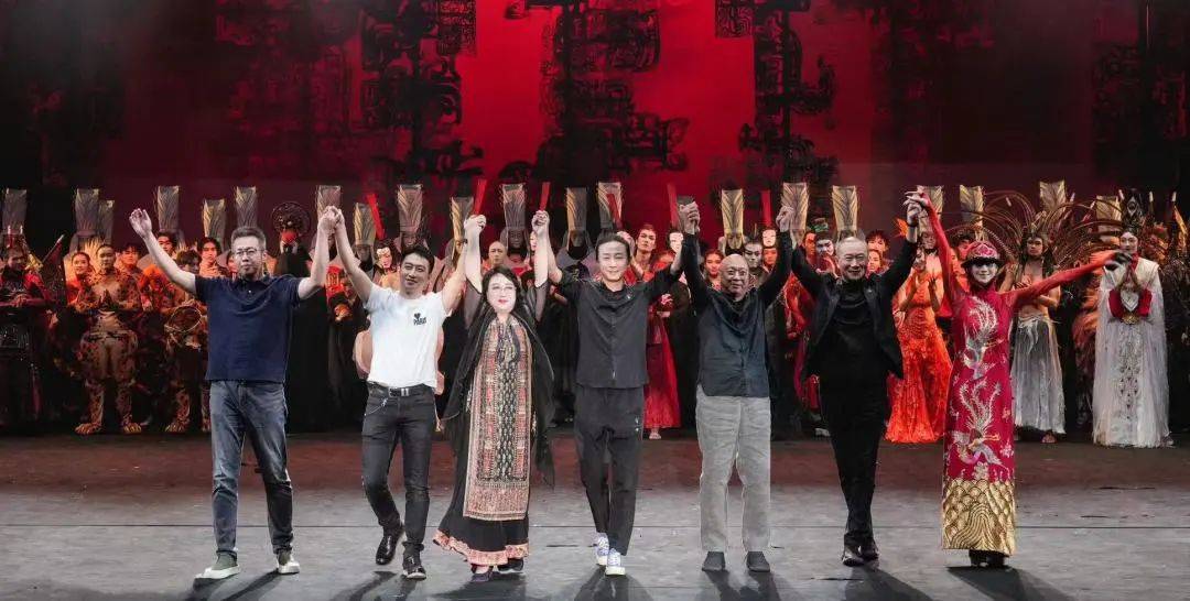 由总导演杨丽萍,音乐总监谭盾等众多顶级艺术家共同打造的原创史诗