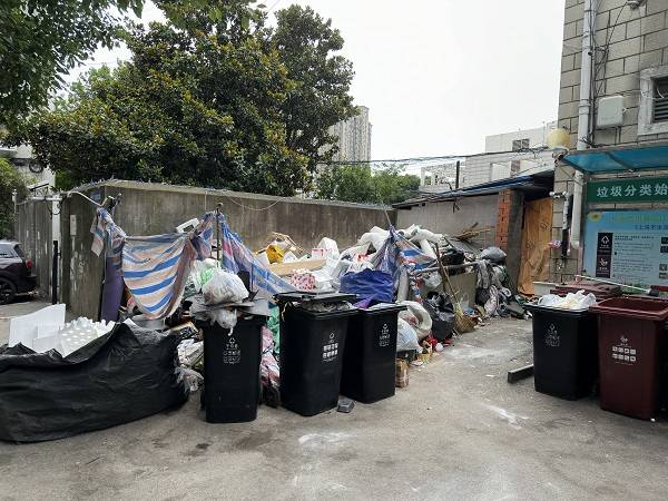 居民反映小区"失管" 道路坑洼晚上没路灯 门禁大开垃圾露天堆