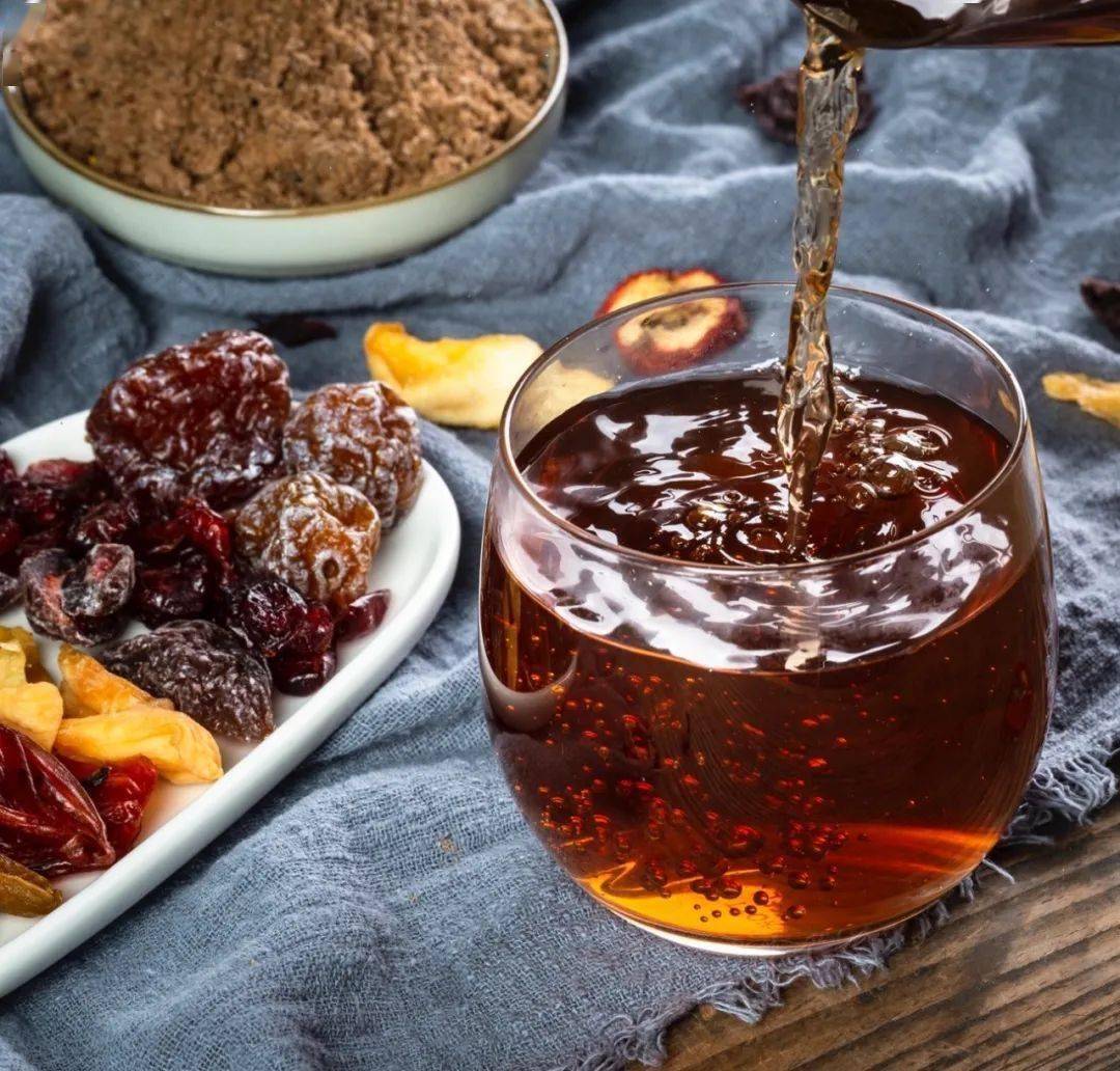 市面上的酸梅汤种类繁多,像昨天分享的,用原料包煮的是一种,用粉冲泡