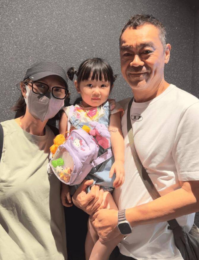 60岁刘青云陪妻子逛街,双手搭其肩头,57岁郭蔼明身姿挺拔不服老