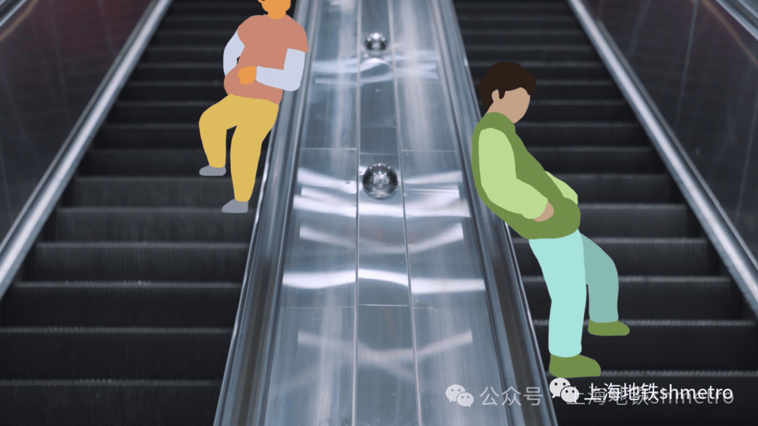 地铁安全出行:未成年人乘坐自动扶梯家长应做好陪护