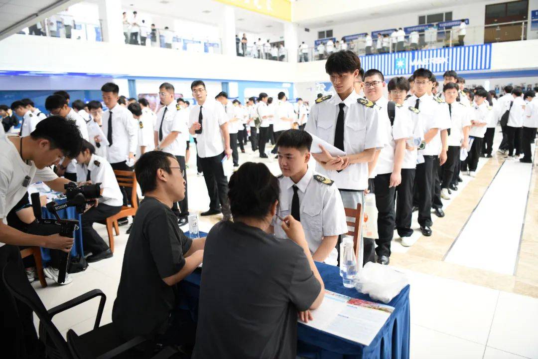 青岛港湾职业技术学院人才供需对接会火爆进行